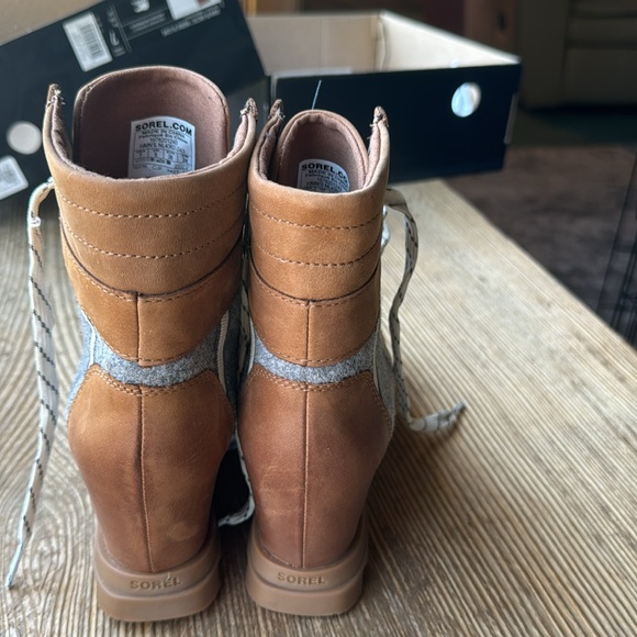 Brand new Sorel Joan of Arctic wedge III Lexie. Caramel Brown and gray in color - Picture 6 of 10